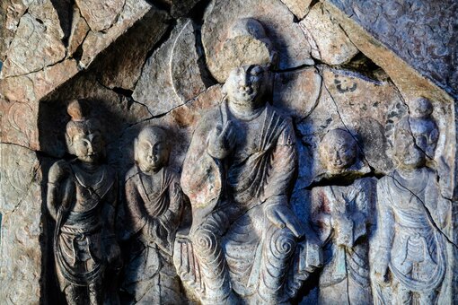 端正な表情が魅力 穴蔵から見つかった精巧な仏像たち 中国・山東省 