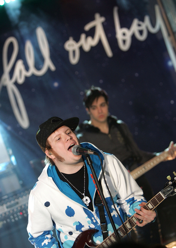 フォール・アウト・ボーイがツアーの一環としてMTVの「TRL」に登場 - 米国