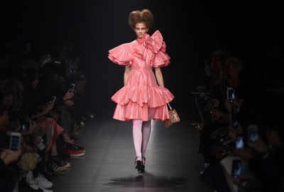 「カワイイ」ファッションは「無力さ」の象徴か、自己表現か