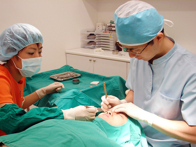 韓国を「美容整形ツアー」のメッカに、政府がバックアップ