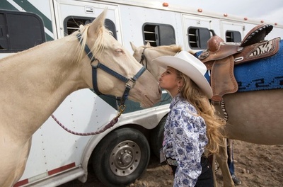 少女たちの夢はロデオクイーン、馬術以外に化粧講習も 米アイダホ