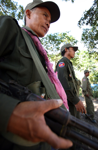 タイ軍の近代兵器に魔除けグッズで対抗、カンボジア兵士