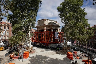 重さ950トン、地下鉄工事で凱旋門移設 仏トゥールーズ