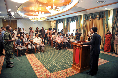 モルディブ大統領が辞任、警察の反乱受け