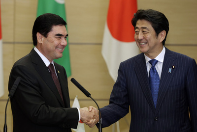 トルクメニスタン、安倍前首相にメダル 在任中に経済協力