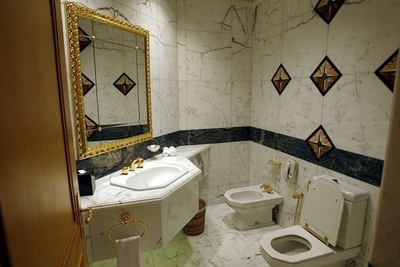 職場のトイレで女性2000人盗撮、賠償金140万円