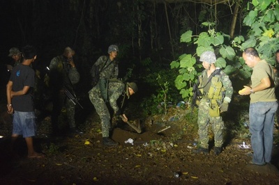 フィリピン軍、過激派が斬首したドイツ人男性の遺体を収容