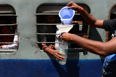 列車内が「耐えられない暑さ」に、乗客4人死亡 インド