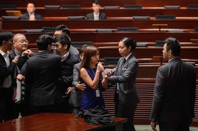 香港の独立派若手議員、議場で警備員ともみ合い 再び宣誓阻止される
