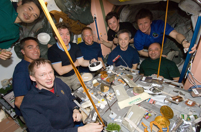 皆でにぎやか、宇宙ステーションの食事風景 若田さんも