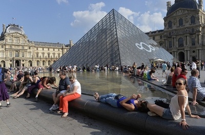 仏ルーブル美術館で偽チケット相次ぐ、中国人観光客が所持