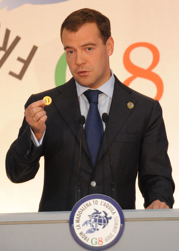 メドベージェフ露大統領、「世界共通通貨」の夢をG8記念コインに込める