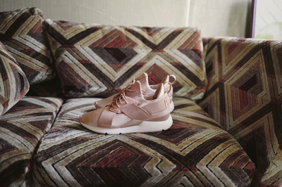 マーシャルアーツとバレエから着想、「プーマ ミューズ」にサテンモデル