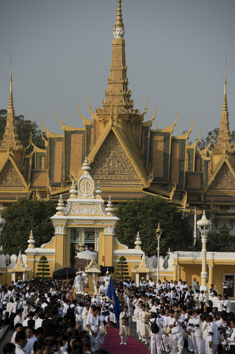 シアヌーク前国王の葬儀始まる、4日に火葬 カンボジア