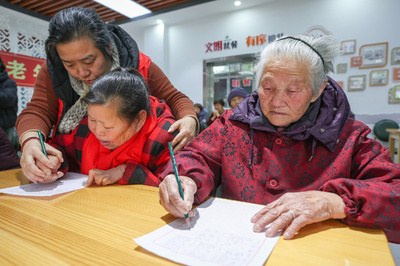 中国の非識字者は3775万人 オンライン教室で「人生を変える」高齢者たち