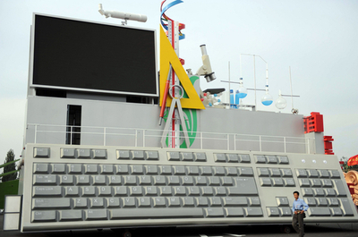 中国建国60周年「国慶節」、パレードの山車を準備中