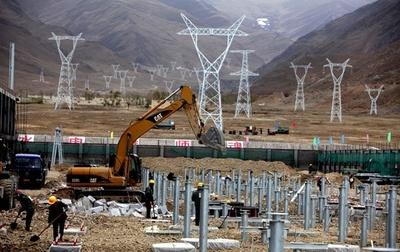 チベットへ7年間で55億キロワット送電 交直流送電事業「電力天路」