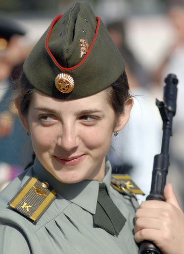 ロシア軍大学の入学式、女子学生の姿も