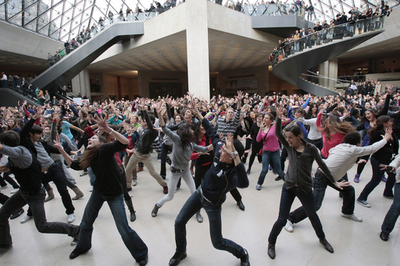 ルーブル美術館に踊る集団が出現、途上国支援のフラッシュモブで
