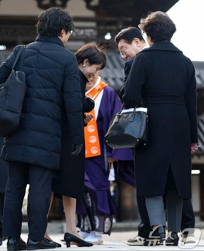 韓国・李在明大統領、文化財への配慮でスニーカー着用…実は随行員の靴を借用