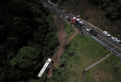 バス転落で18人死亡 大半が外国人 メキシコ