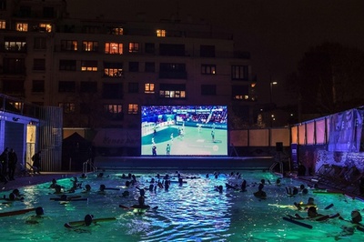 プールで試合観戦、巨大スクリーンで 仏パリ