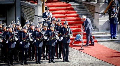 議会開会の日、儀仗兵の真横で響く…掃除機の音 オランダ