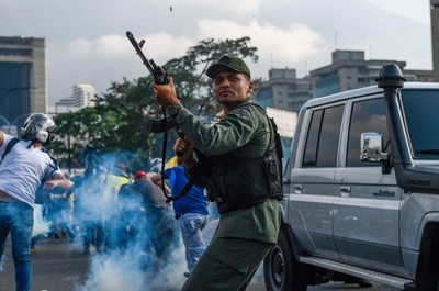 「ベネズエラに自由を」 一部兵士が離反、軍基地前で大規模衝突