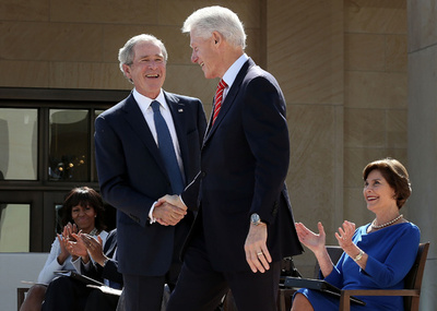 ブッシュ前米大統領も氷水かぶる、挑戦者にB・クリントン氏指名