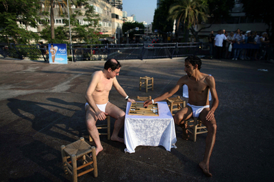 「白夜」のテルアビブに群がる下着姿の男女たち