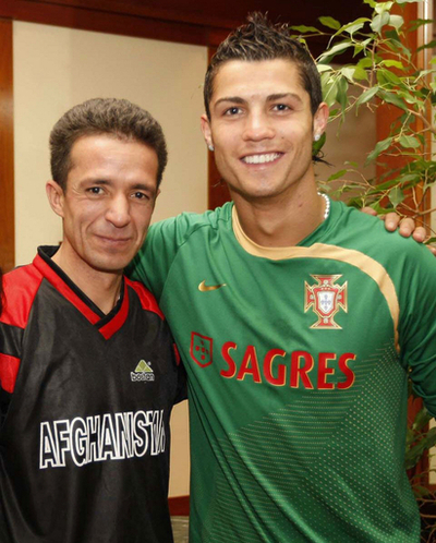 クリスティアーノ・ロナウド 地雷の被害者と面会