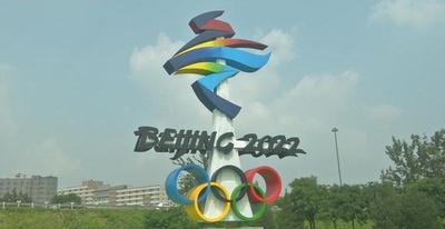 北京西部の「冬季五輪大通り」にエンブレム像が設置