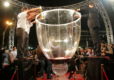 世界最大のワイングラス、ギネス認定 高さ2.4メートル