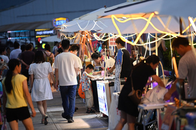 猛暑の重慶が「夜間経済」を奨励 夜の観光・消費スポットににぎわい