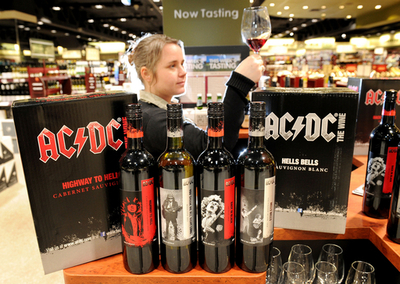 赤ワイン「地獄のハイウェイ」はいかが？AC/DCが発売