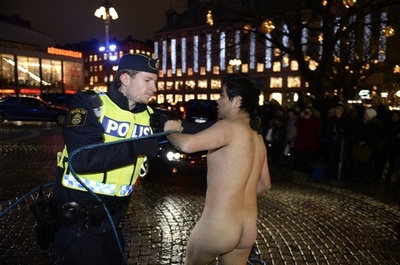 ノーベル賞受賞式会場外、中国民主活動家服役に裸の抗議 4人逮捕