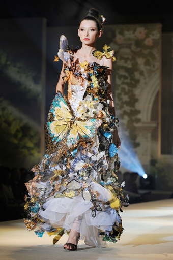 桂由美2010年グランドコレクション、鯛1800匹分の「うろこドレス」