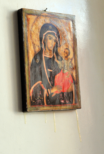 イコンの聖母マリアから「涙」、パリ郊外の民家に信者殺到