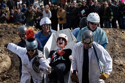 【今日の1枚】担架？みこし？ 風変わりなひつぎレース