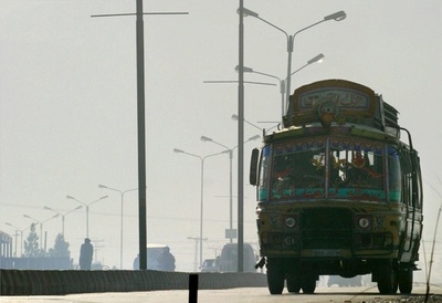 パキスタンでバスが橋から転落、40人死亡