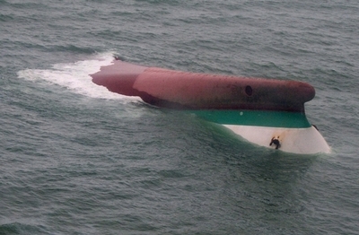 フィリピンの台風生存者40人が漂着、沈没フェリー乗客も