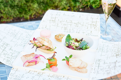 「シャネル」のツイードモチーフが庭園テラスに