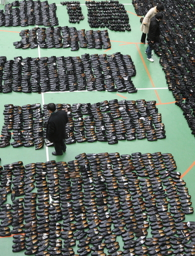 葬式の玄関先から靴泥棒、1200足盗む 韓国