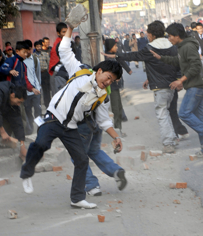 殺人事件めぐり抗議スト、首都機能が停止 ネパール