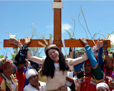 「聖金曜日」恒例の十字架はりつけ、フィリピン