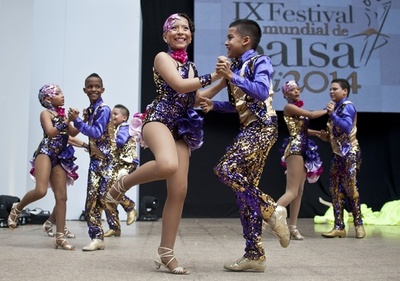 子どものサルサイベント、大人顔負けのダンス コロンビア