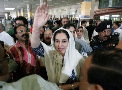 パキスタンのブット元首相、抗議活動のためラホールに到着