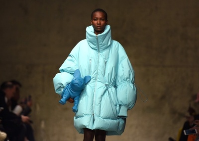 フレンチブルドッグのバッグにも注目、「チェン・ペン」18/19年秋冬メンズ