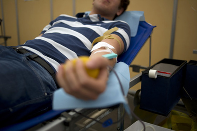 男性同性愛者の献血、条件付きで解禁 米