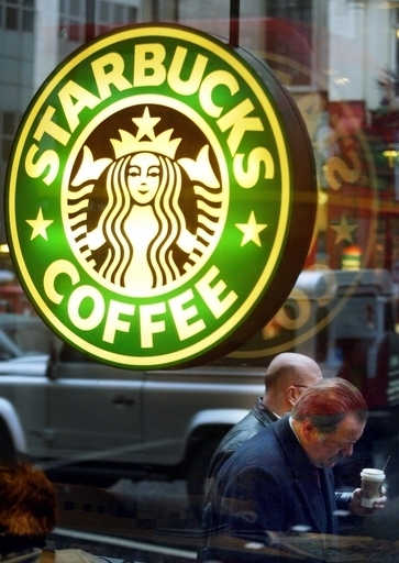 英前首相を警護の女性警官、コーヒー店トイレに銃置き忘れ